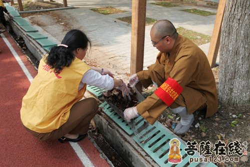 佛教-上海奉贤区二严寺僧众参加奉浦社区群众活动团队