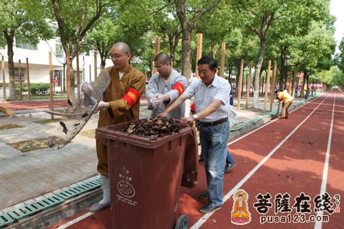佛教-上海奉贤区二严寺僧众参加奉浦社区群众活动团队