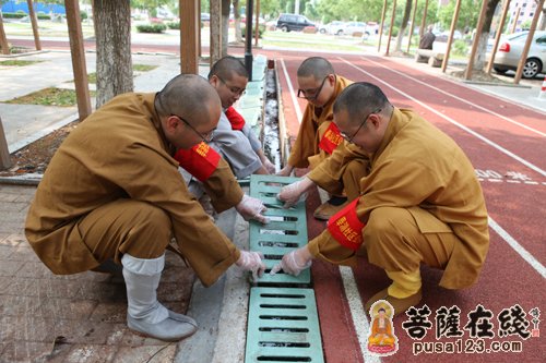 佛教-上海奉贤区二严寺僧众参加奉浦社区群众活动团队