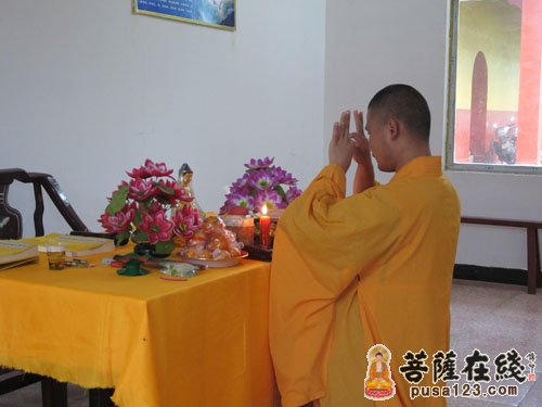宜春市古林寺住持、慈化禅寺首座常愿法师在拈香祈福