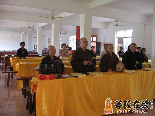 法师们在敲打法器