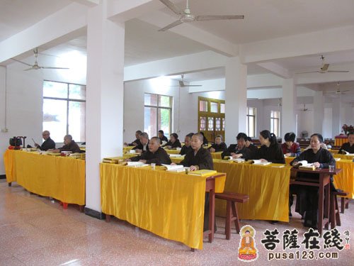 学员们在颂念《普庵禅师手书加颂金刚经》