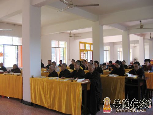 学员在认真听讲经