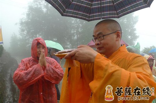 天国寺住持宏开法师虔诚上供