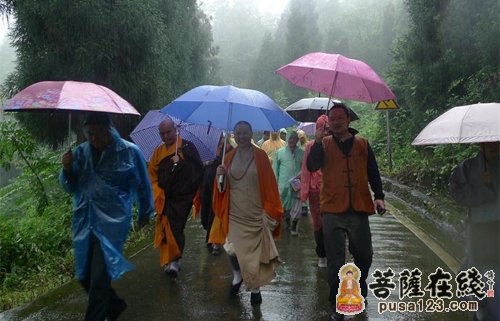 普照寺住持果证法师（左三）、般若寺住持圣智法师（左二）参加法会