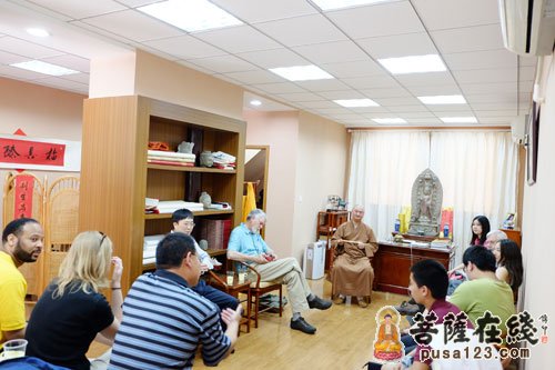 美国中部教师参访团到上海龙华古寺参观