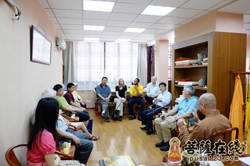 美国中部教师参访团到上海龙华古寺参观