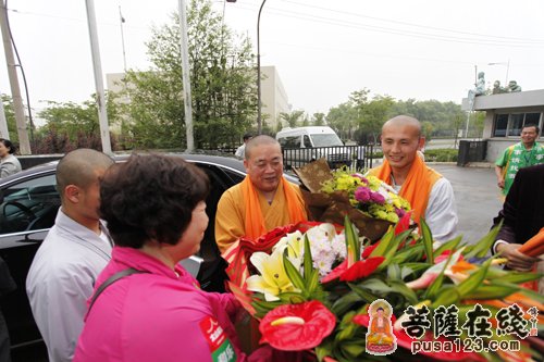 当地善信欢迎永信方丈一行