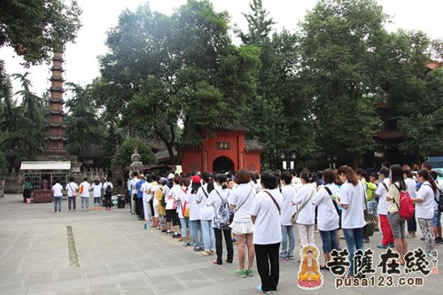 学员们在文殊院千佛塔前诵经，发愿，准备出发