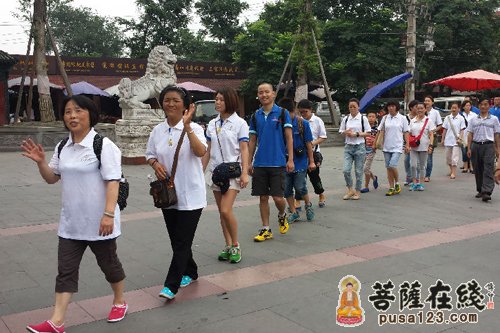 这笑脸和手势告诉我们：已经顺利抵达昭觉寺三门口