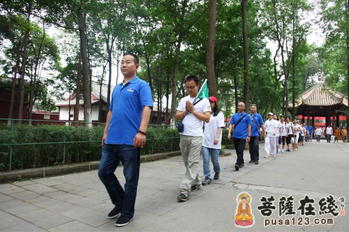 进入昭觉寺内，步行的队伍更加显得庄重而有序