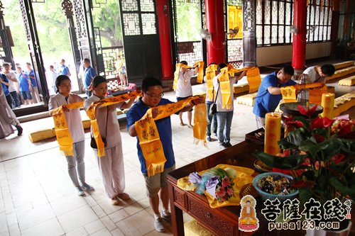 学员代表以花、果和哈达供佛