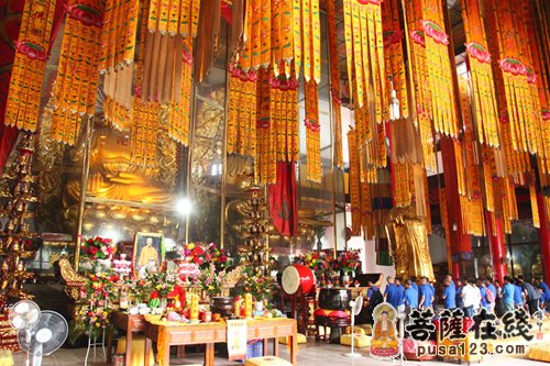 在昭觉寺大雄宝殿礼佛