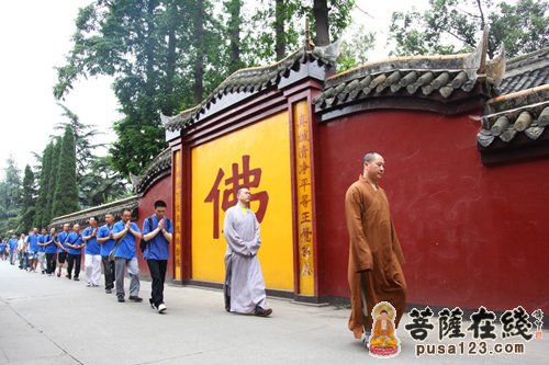怀着肃穆之心继续行走在昭觉寺内，去瞻礼祖师塔