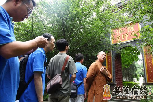 广兴法师带领学员瞻礼圆悟克勤禅师墓