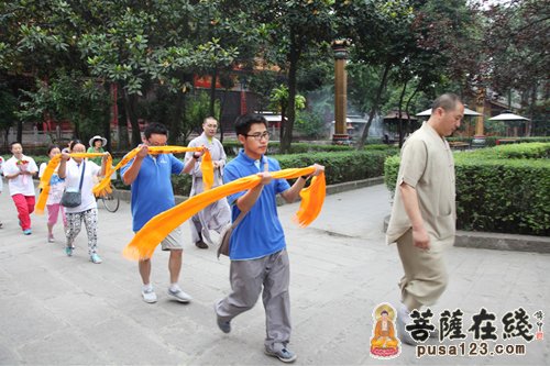 学员代表跟随法师前往丈室请和尚说法