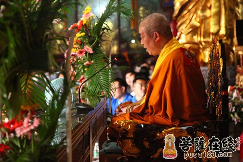 昭觉寺方丈演法大和尚来到大雄宝殿为学员开示佛法