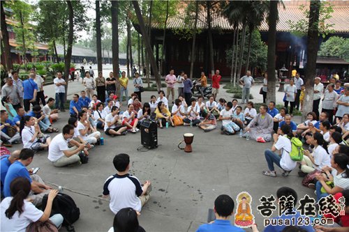 法师与学员围坐在一起，玩起了“击鼓传花”