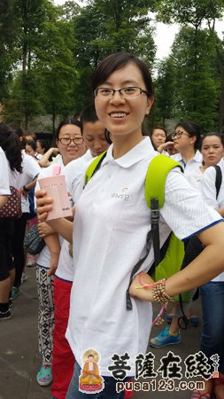 穿着青年佛学会全新出炉的班服，女学员激动得很