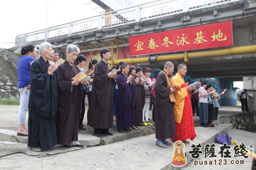 常愿法师住房领众诵放生仪轨