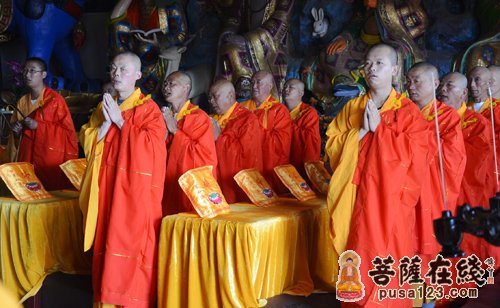 大连永兴寺隆重举行水陆法会洒净熏坛仪式