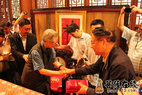 陈佩秋-画家陈佩秋先生在上海龙华古寺举行收徒仪式