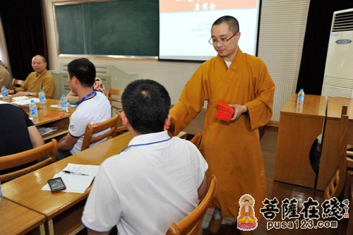 上海玉佛禅寺法师前往教育学院慰问贵州、云南老师