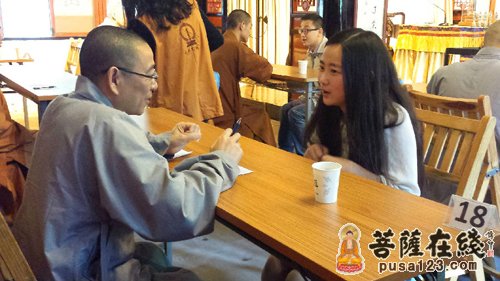 信众与法师亲切交谈，分享人生（历史图）