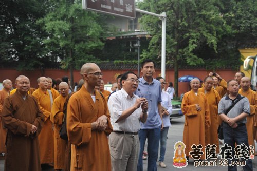成都市佛教协会秘书长沈逖欢迎与会来宾
