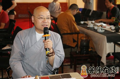 现场向光泉大和尚请益