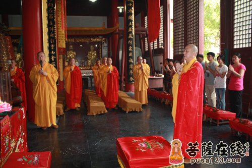 上海洪福寺住持圣怀法师主持法会