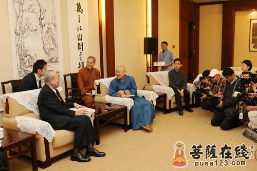 灵隐寺方丈光泉大和尚在联灯阁接待来访的日本著名企业家稻盛和夫