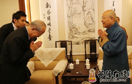 合掌问讯
