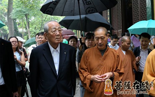 冒雨参观灵隐寺