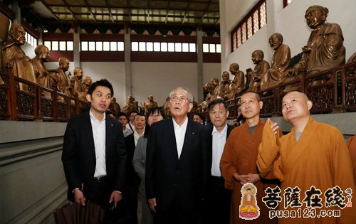 稻盛和夫先生在大雄宝殿礼佛