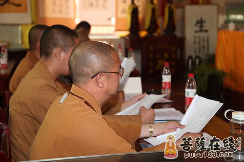理事们认真学习文件精神