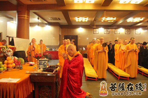 海晏老法师主持佛前上供