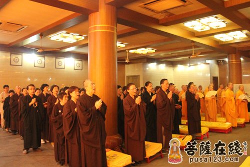 参加法会的法师和居士