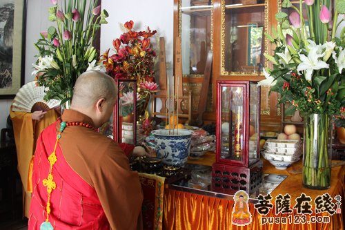 照诚大和尚主持明旸老法师上供法会