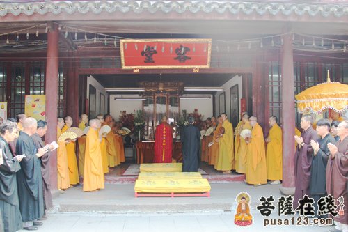 四众弟子诵经礼赞明旸老法师