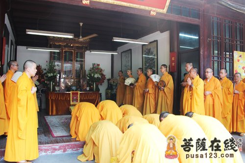 龙华古寺法师们顶礼老法师