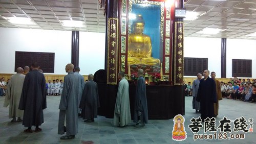 法师们演习行香给营员看