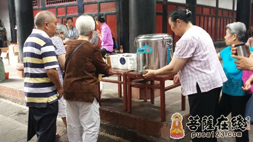 在藏经楼侧，为大众提供免费的茶水，让年老的信众们特别暖心