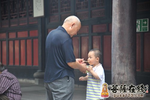 爷爷与小孙子同吃一碗罗汉斋，多么温馨的画面