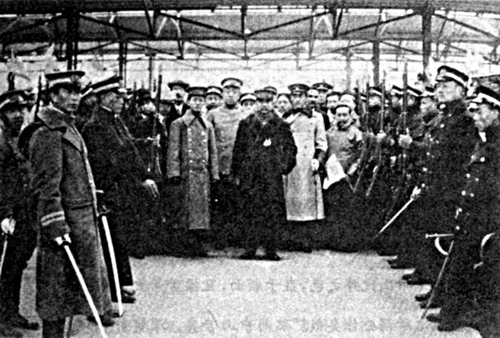 1912年1月1日上海各界人士欢送孙中山前往南京就任临时大总统的合影（中立右起第一人为黄宗仰）
