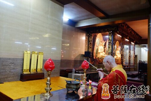 上海龙华古寺为阿尔及利亚失联航班祈祷