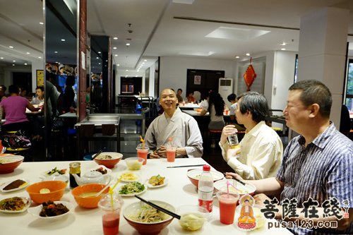 上海龙华古寺空相青年佛学班面师会
