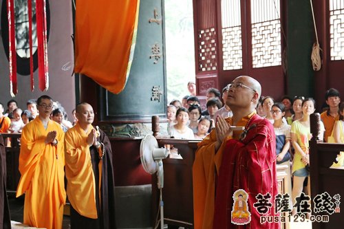 光泉大和尚主持祈福法会