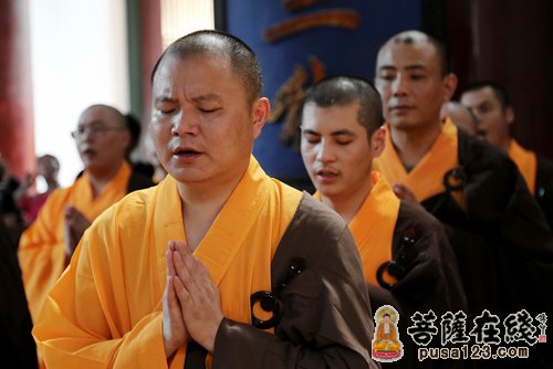 法师虔诚诵经祈福