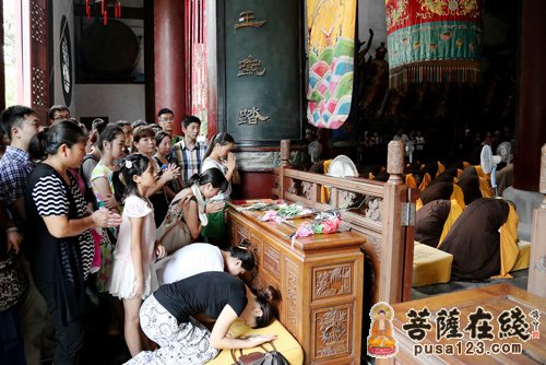游客随喜参加